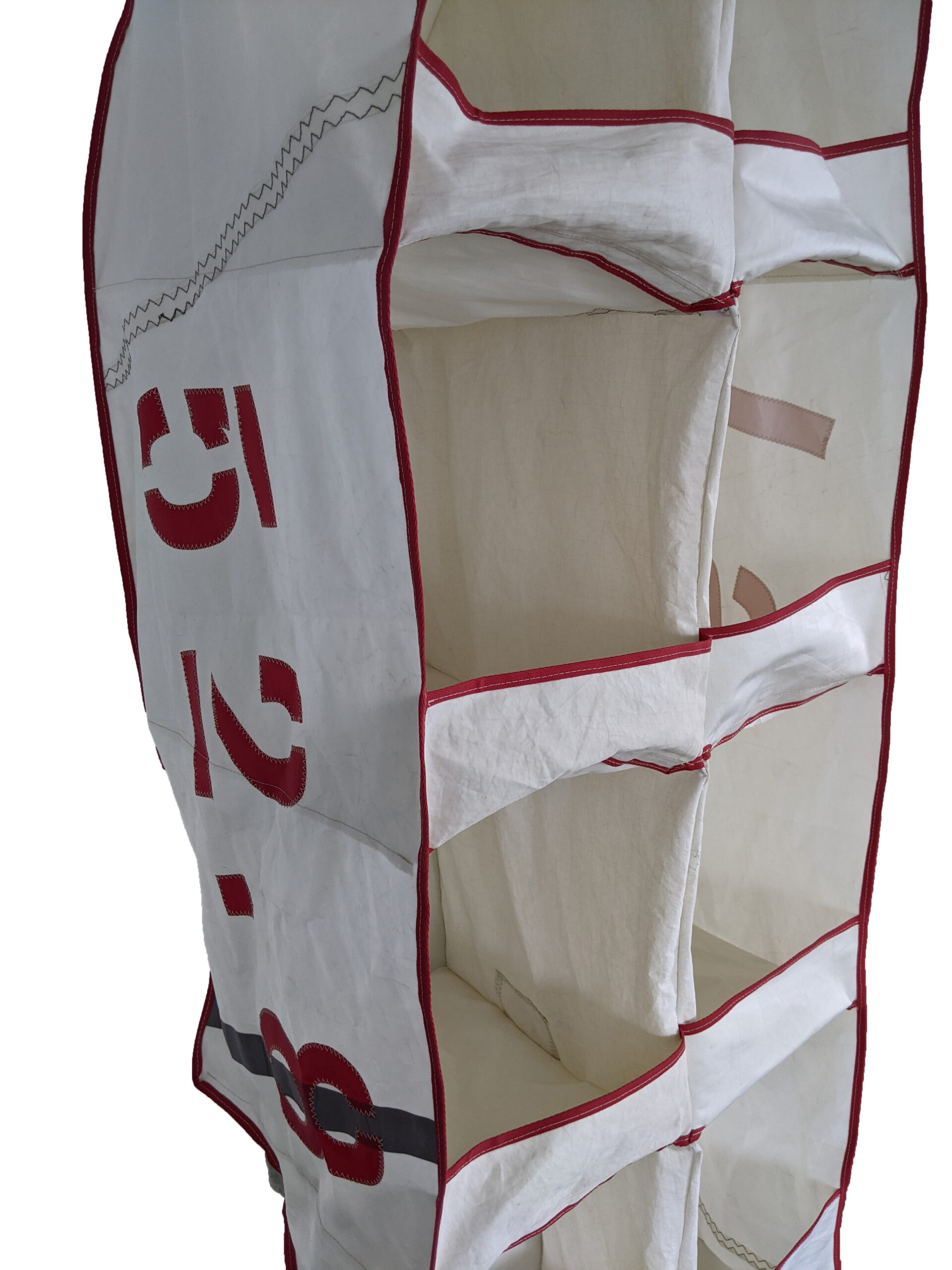 Conception e'une penderie textile sur mesure adaptée aux contraintes nautiques, alliant practicité, légèreté et élégance.