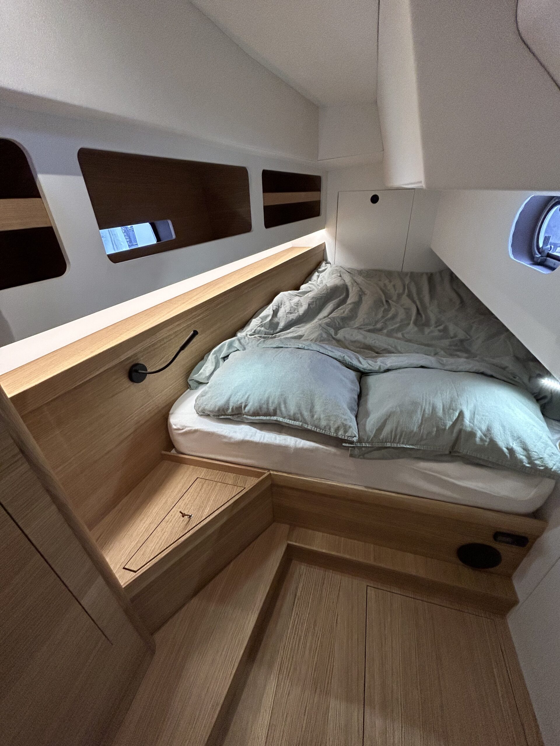 cabine double confortable avec une jolie hauteur sous-barrots à l'arrière du voilier