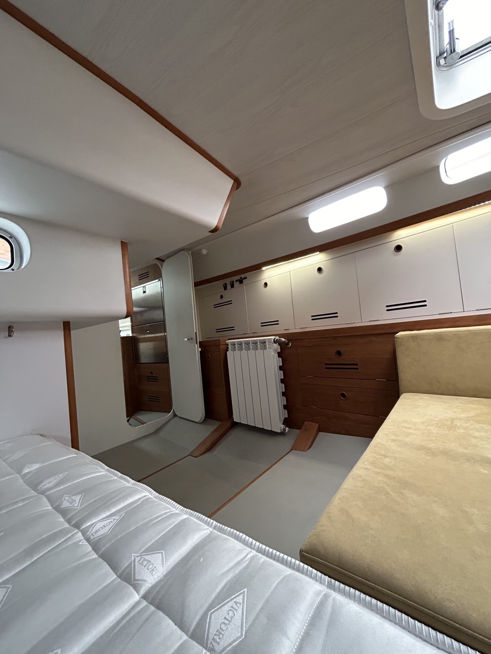 espace arrière est dédié au propriétaire. La vaste cabine dispose d'un lit central