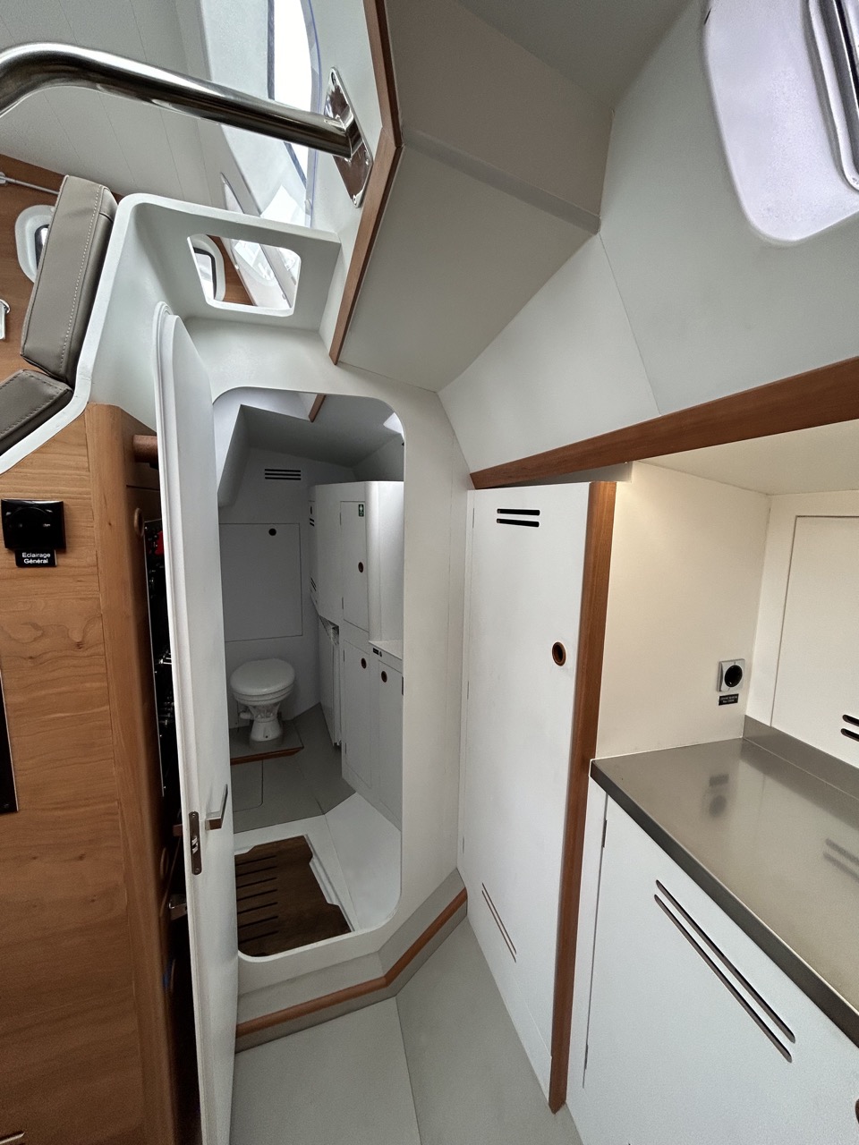 Voilier habitable à l'année Aménagement et rangement WC & salle de bain pour bateau