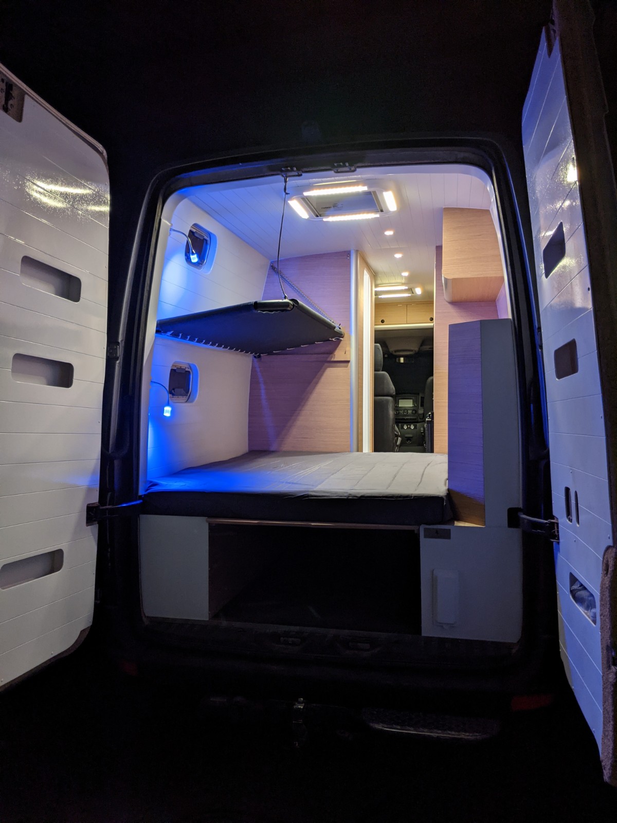 La plaisance et le caravaning, un même savoir-faire : un agencement sur-mesure pour un Mercedes Sprinter 4×4