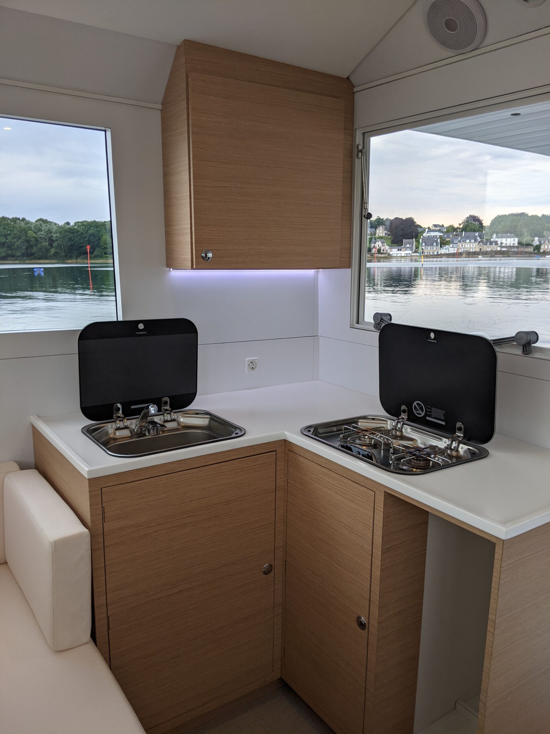 kitchenette for dayboat motorboat