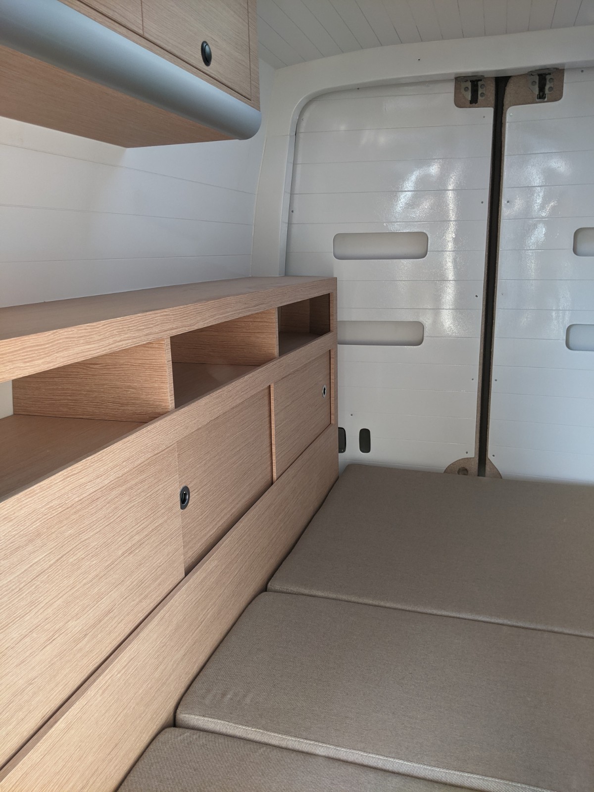 bibliothèque livres lecture vanlife aménagement 4 saisons Mercedes Sprinter 4x4