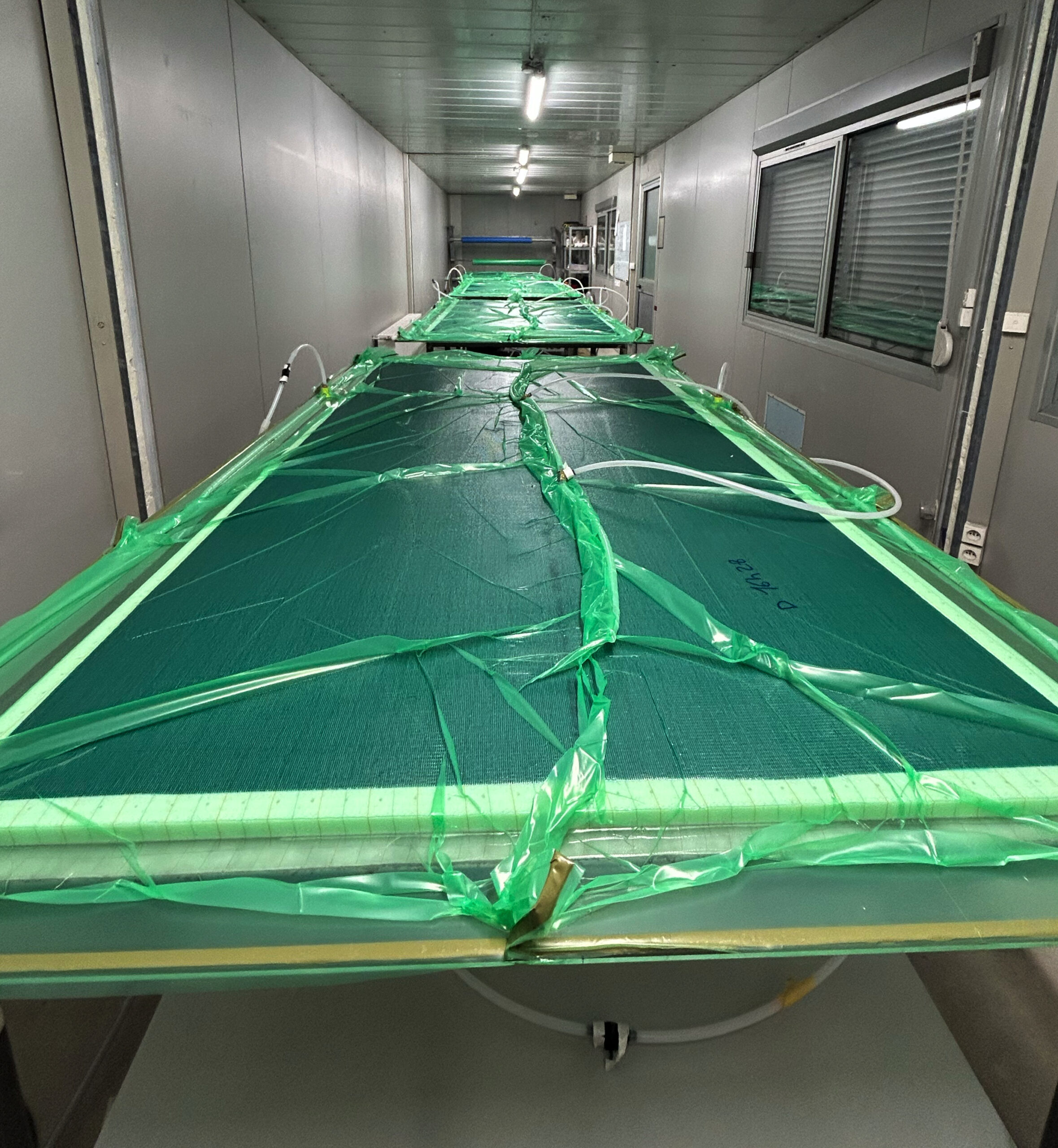 Ce panneau d’agencement nouvelle génération offre une légèreté remarquable tout en conservant une solidité incomparable. Sa conception technique assure une finition impeccable, idéale pour les créations haut de gamme. Élégant, stable et facile à travailler, il sublime chaque projet d’aménagement intérieur.