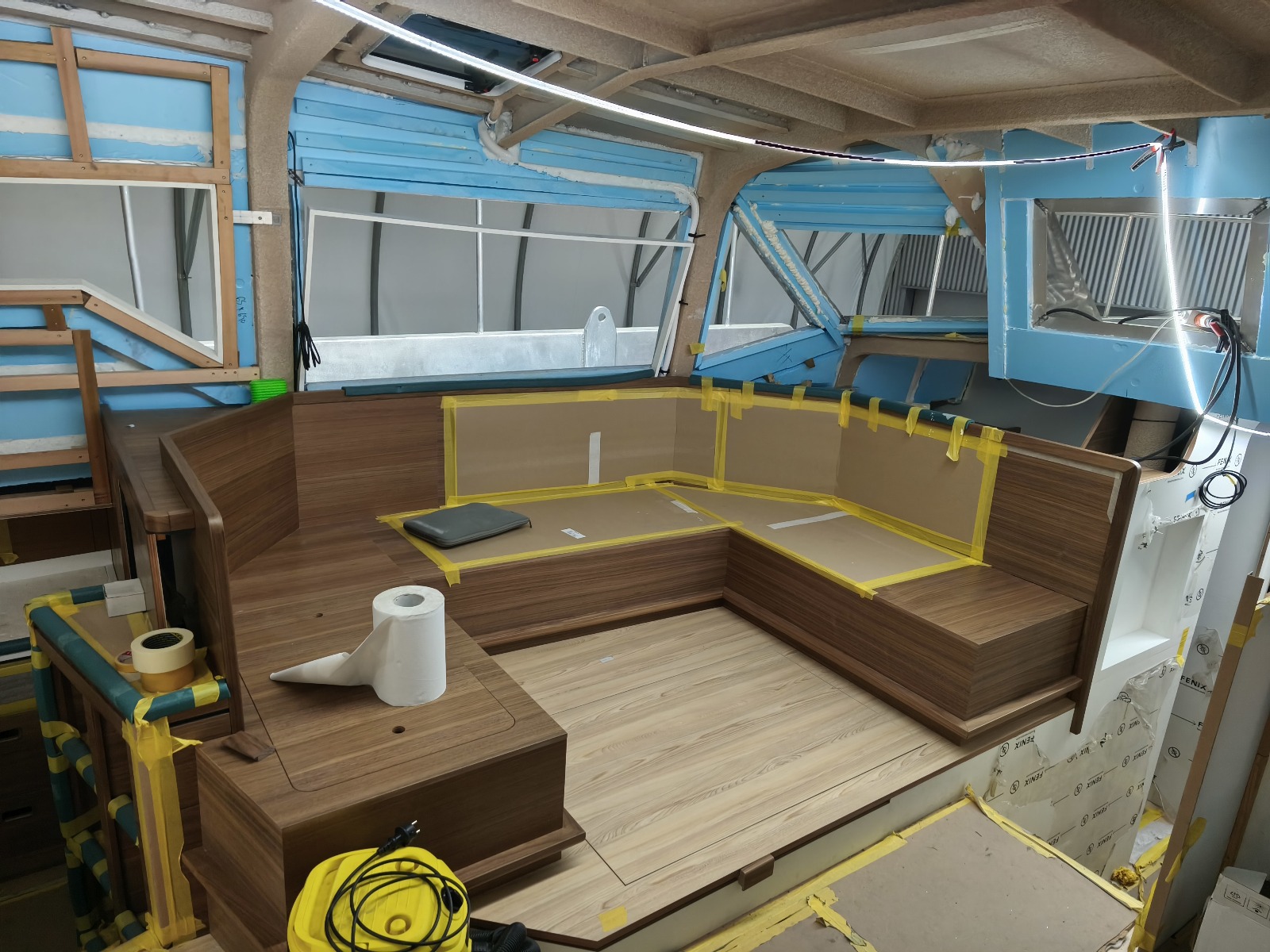 pose de meuble dans un bateau en aluminium menuiserie traditionnelle