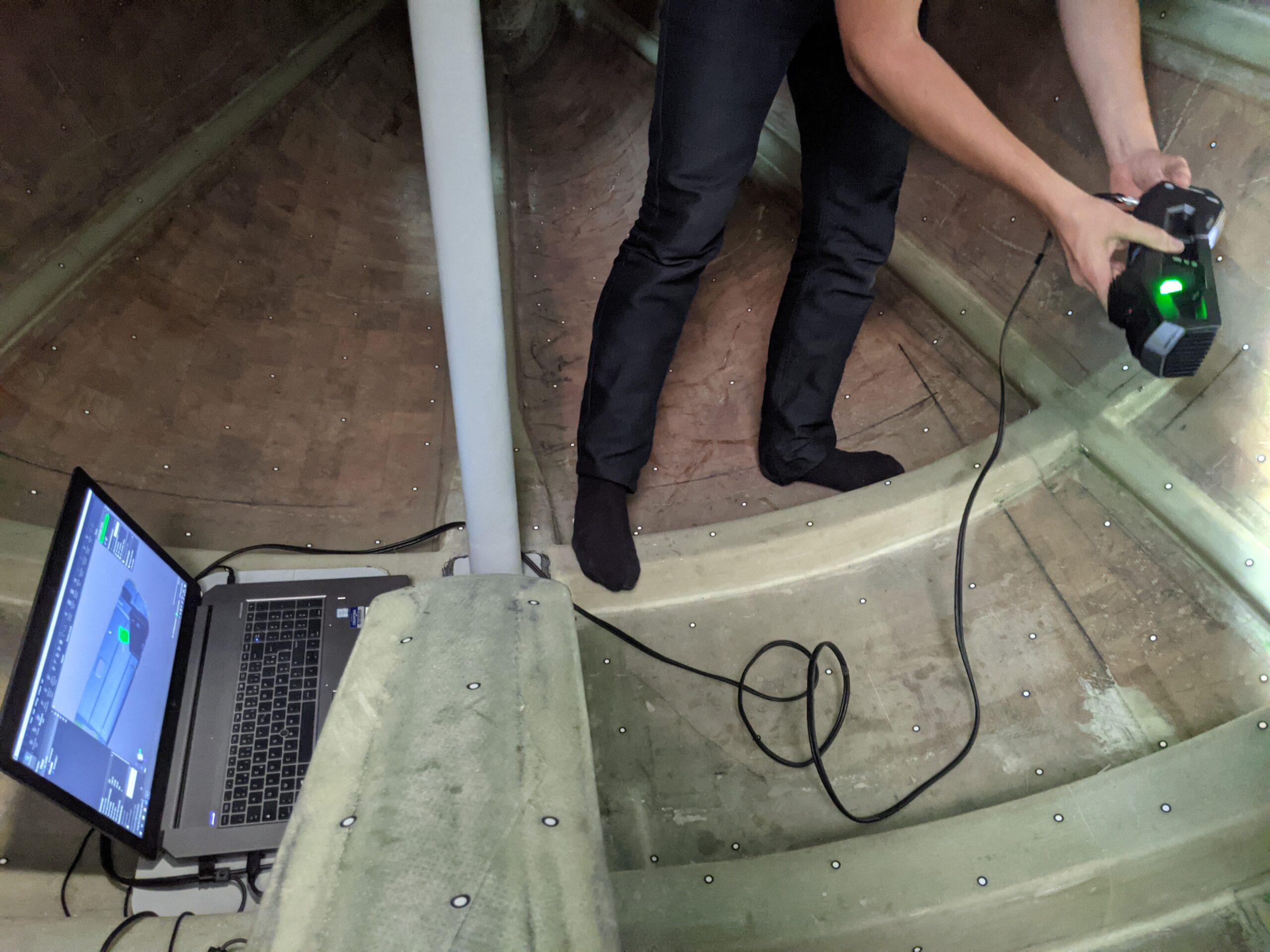 Relevé 3D de bateau : base de données géométrique certifiée. Nos scanners capturent la géométrie réelle de la coque et des superstructures avec une précision sub-millimétrique. Les nuages de points et maillages produits sont compatibles avec tous vos logiciels CAO et BIM maritime.