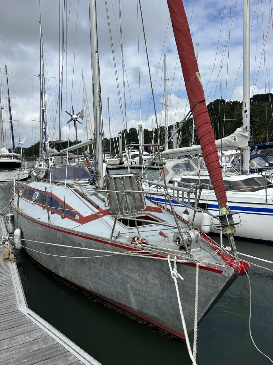 Le Mopelia 2000 est un voilier élégant et performant, conçu par les Chantiers du Port, réputés pour leur savoir-faire et leur innovation dans le domaine de la construction navale. Ce bateau d'occasion est idéal pour les amateurs de navigation qui recherchent un équilibre parfait entre confort et performance.