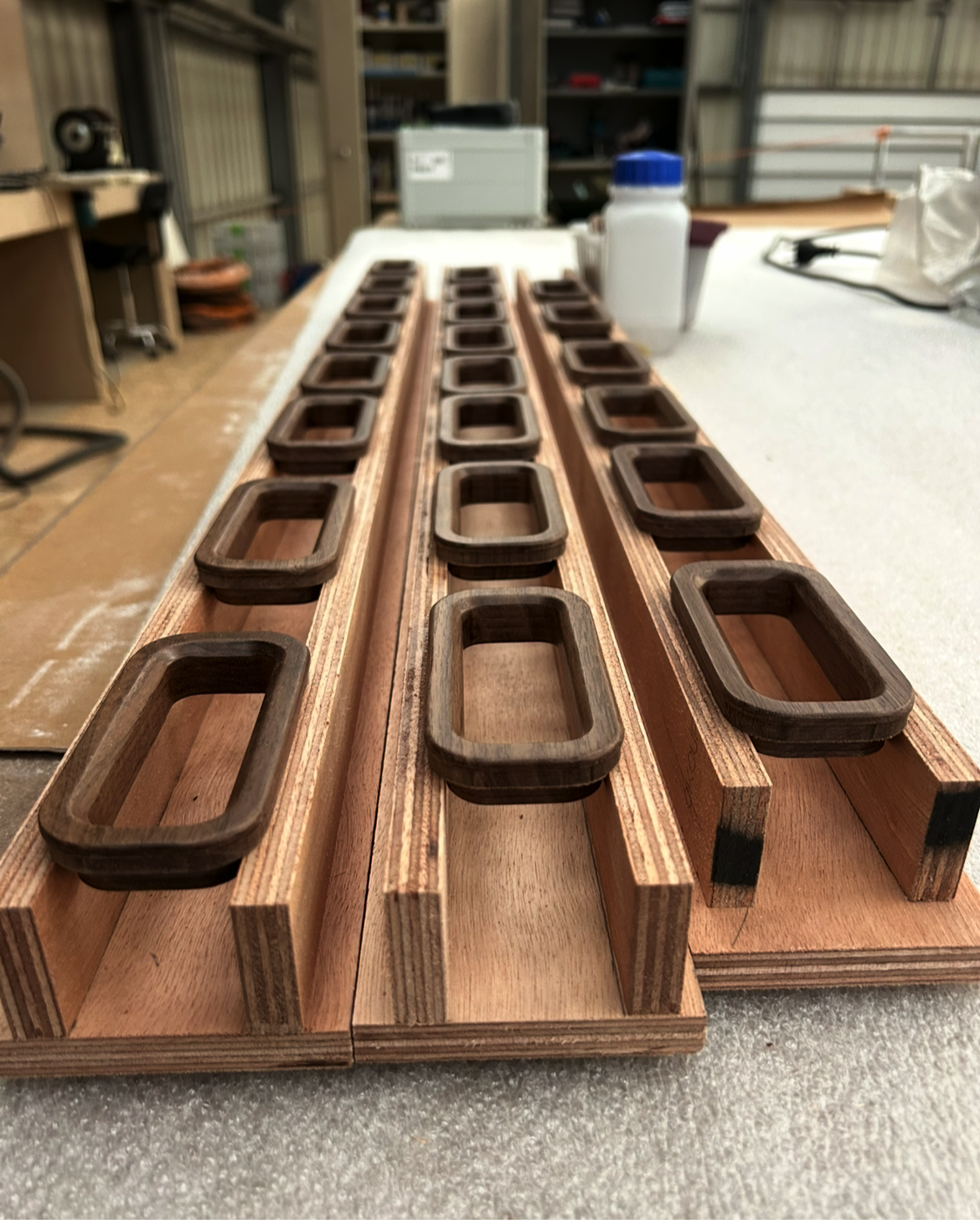 Ce verrou cocotte pour passage main plusieurs doigts ergonomique pratique facile utilisation bois