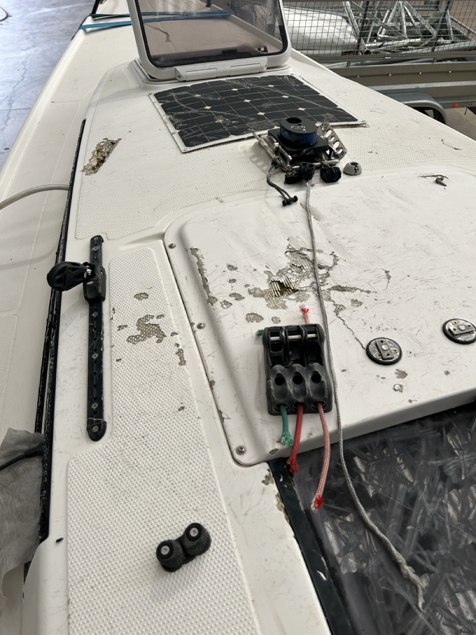 Expert maritime inspectant un bateau accidenté avant reconditionnement