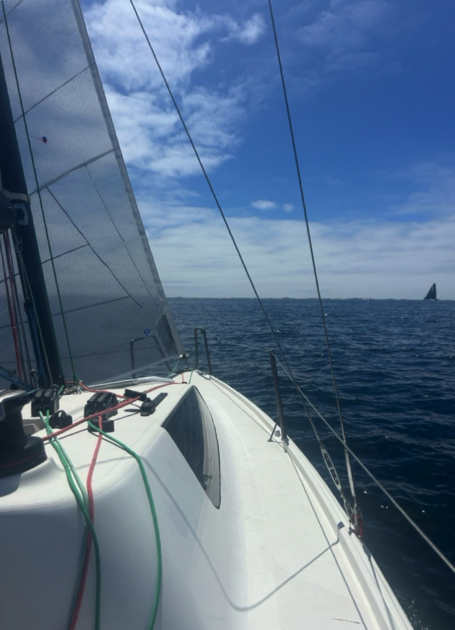 Découverte des voiliers de course au large lors d'une navigation vers l'archipel des Glénans