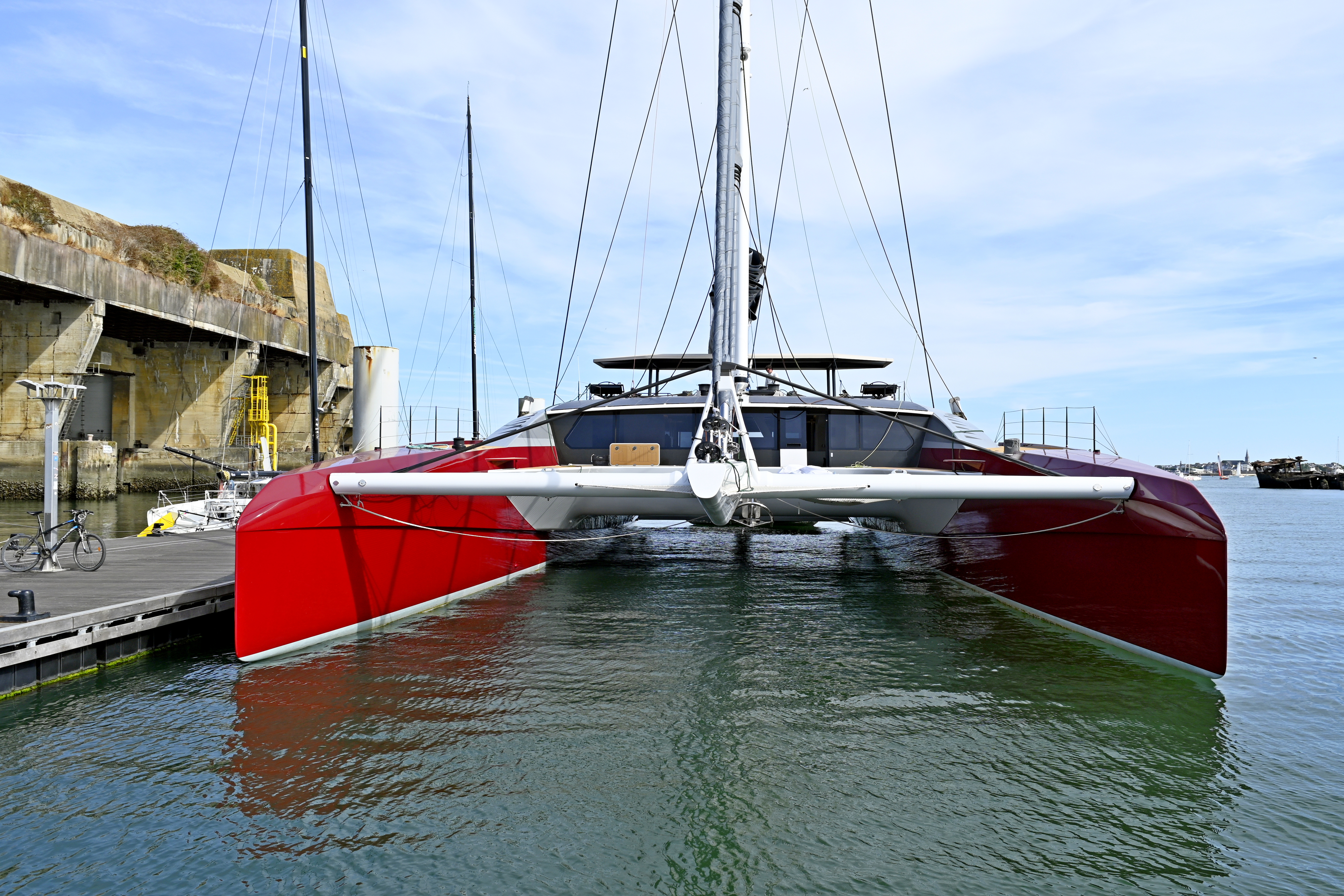 Nomad 7 ne ressemble à rien d'autre. Sa cabine s'inspire des cockpits d'aviation privée — lignes tendues, matériaux composites, ergonomie millimétrée — tandis que sa carène et son plan de pont empruntent au monde de la course au large : légèreté, tension, efficacité pure. Ici, chaque courbe a une fonction. Chaque matériau a été choisi pour sa performance autant que pour son élégance. Nomad 7, c'est la vitesse d'un prototype de compétition habillée du silence et du raffinement d'une cabine d'avion d'affaires.