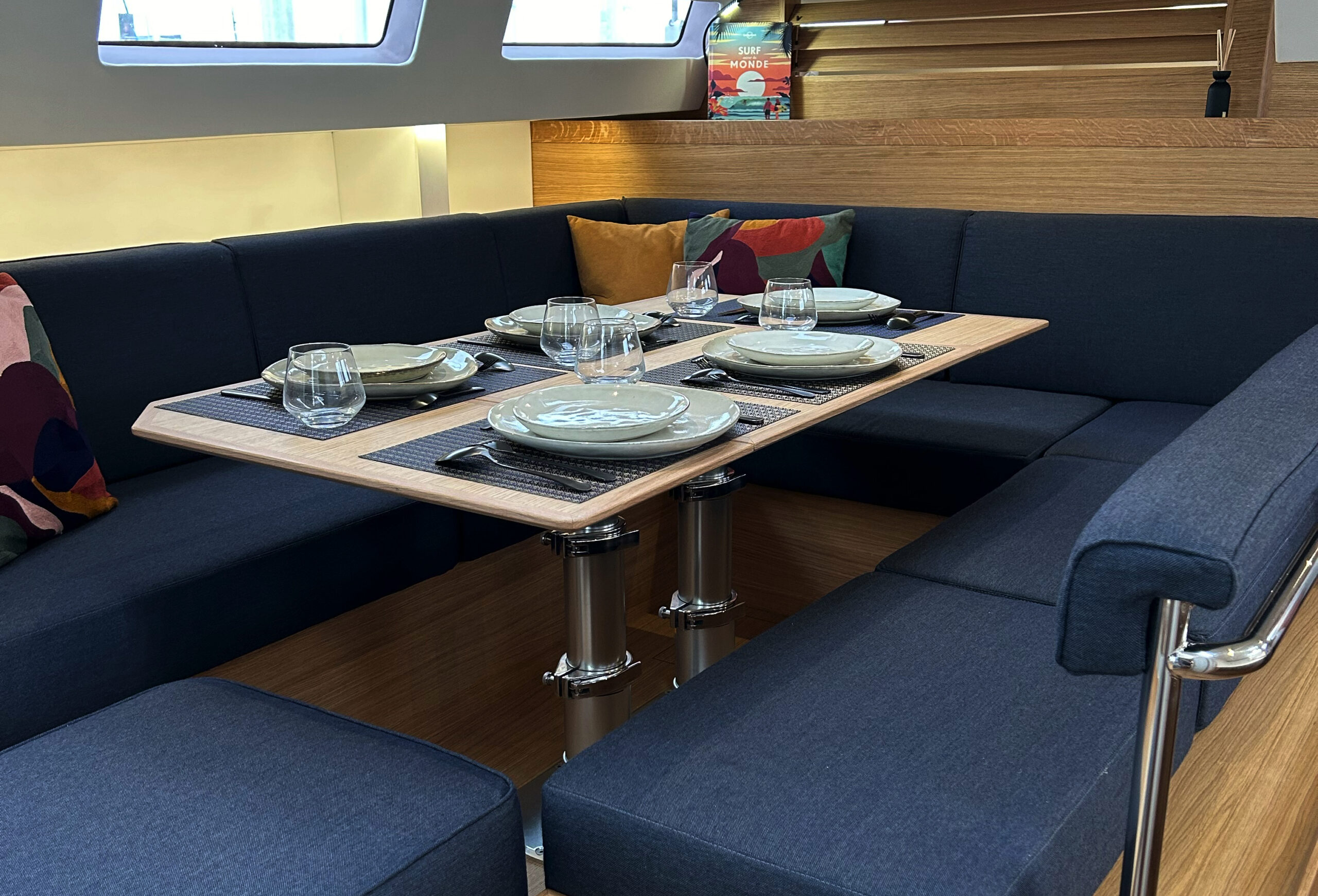 Recevoir un bateau neuf ou d'occasion est un moment décisif. Chez Dream Racer Boats, notre service de préparation et de mise en service avant livraison garantit que votre yacht est prêt, conforme et irréprochable, aussi bien sur le plan technique que sur celui des finitions intérieures.