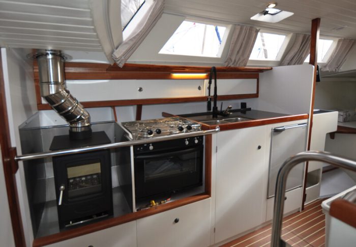 DREAM RACER BOATS galley_kitchen_boat_wood_frame_resin_panel_stove_oven_marine_equipement_high-end_finish_capentry_custom_made-pya1k85nr8coluo8yafei424n0wctwv5l8onrnmigi Eco-responsibility: Dream Racer Boats pushes the reflection of aluminum boat refit further Featured News  